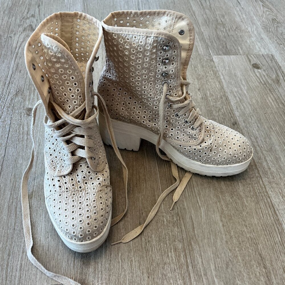 Womens Urban Outfitters Cream Eyelet Boots - 9